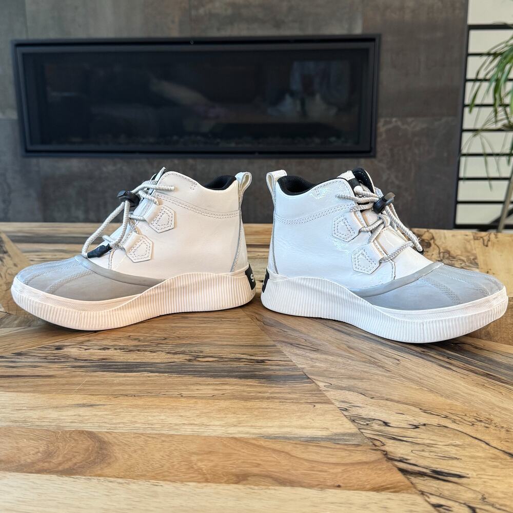 Sorel Kids Out N About IV Classic Waterproof Boots White Silver Size 4 Youth - Picture 9 of 12